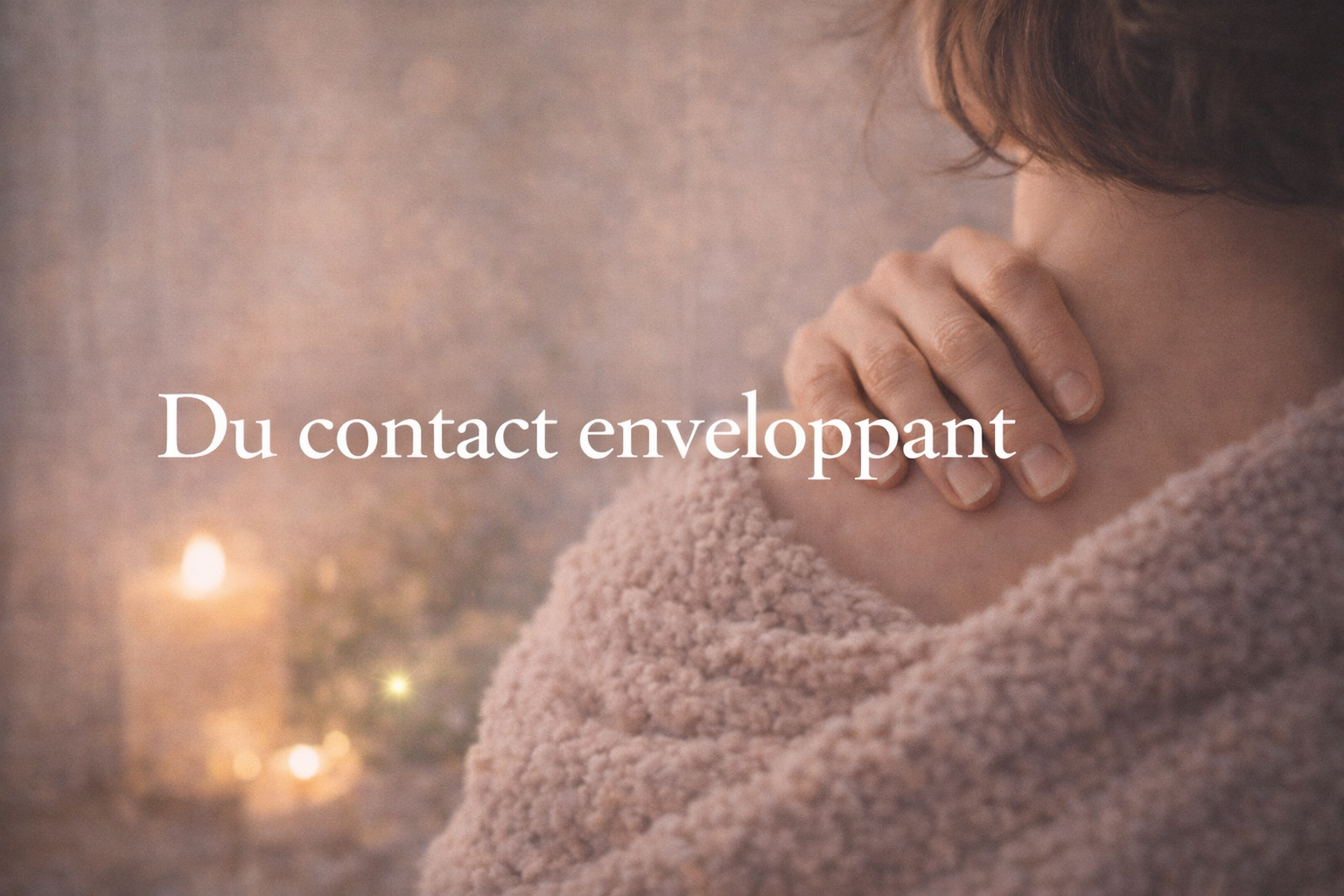 Personne se tenant l’épaule avec douceur, contact enveloppant, lumière chaude et ambiance cocooning en hiver