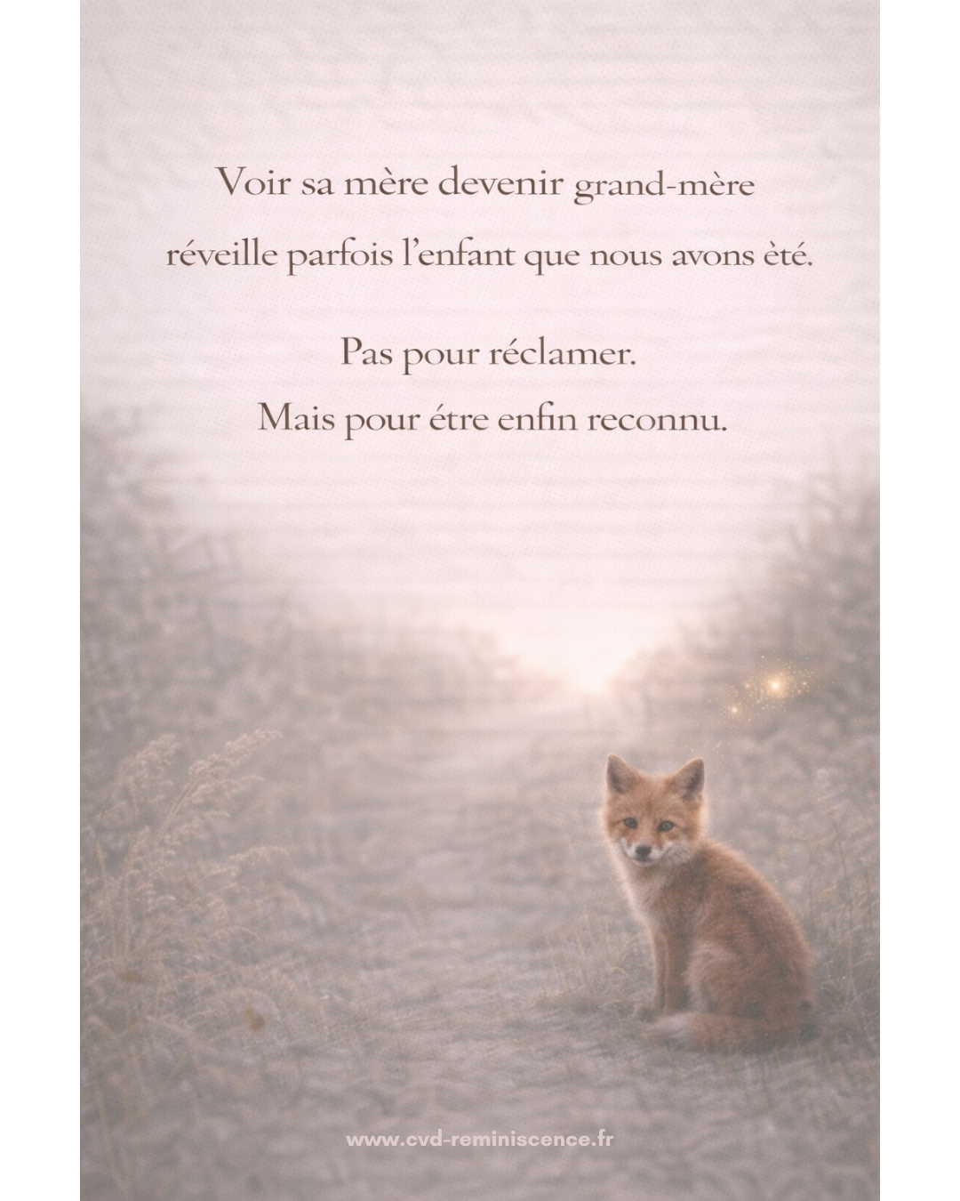 Illustration poétique d’un chemin lumineux au lever du jour avec un petit renard assis, symbole de l’enfant intérieur. Le texte évoque le fait que voir sa mère devenir grand-mère peut réveiller l’enfant que nous avons été, non pour réclamer mais pour être reconnu. Image sur le lien mère-fille, la transmission transgénérationnelle et la mémoire émotionnelle. © Constance van Dongen – RéminiSCence, Dourges. Image protégée – cvd-reminiscence.fr