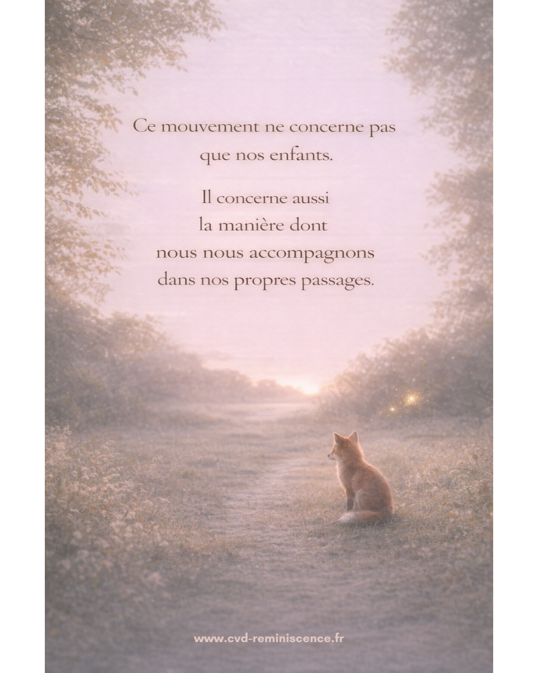 Illustration poétique d’un chemin au lever du jour avec un petit renard assis dans une lumière douce. Le texte évoque que le mouvement de transformation transgénérationnelle ne concerne pas seulement nos enfants, mais aussi la manière dont nous nous accompagnons dans nos propres passages de vie. Image symbolique sur l’accompagnement intérieur et la transmission consciente. © Constance van Dongen – RéminiSCence, Dourges.