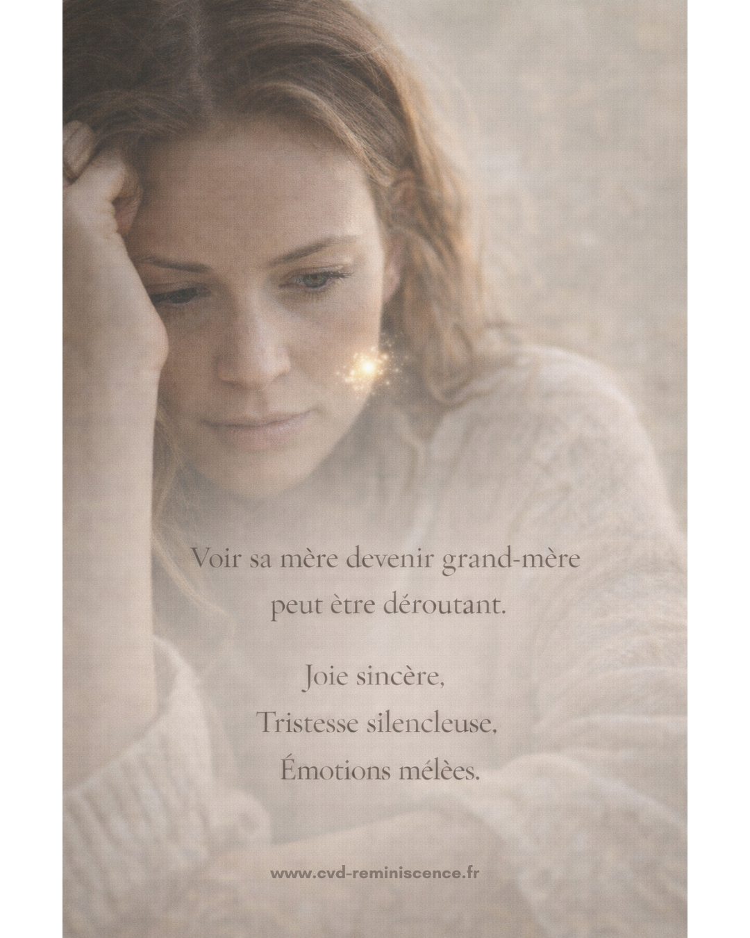 Illustration poétique montrant une femme pensive, le regard baissé, traversée par des émotions mêlées. Visuel évoquant le fait de voir sa mère devenir grand-mère, avec la coexistence de la joie sincère, d’une tristesse silencieuse et d’un possible bouleversement intérieur. Atmosphère douce et introspective autour du lien mère-fille, de la transmission transgénérationnelle et des émotions contenues. Image issue de la série « Deux regards, un lien ». Création originale de Constance van Dongen – RéminiSCence. Image protégée – cvd-reminiscence.fr